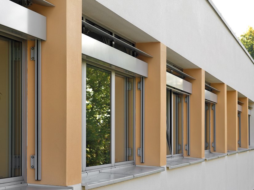 <p>Durch die farbigen Fensterpfeiler wird das Gebäude gestalterisch belebt.</p>