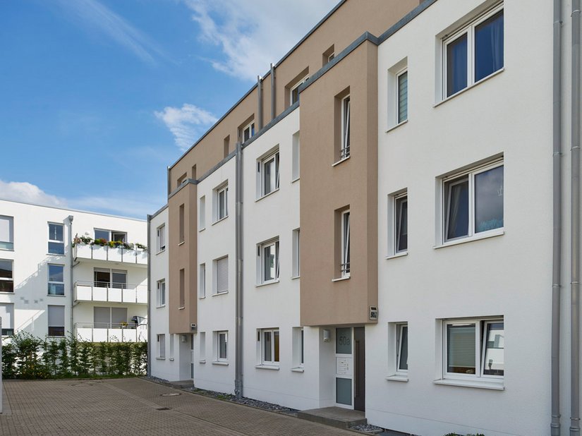 Die drei- bis viergeschossigen Stadthäuser zeigen ihre Eigenheiten in sehr leichten Nuancen, damit wird der Blick auf die Eingangsbereiche gelenkt.