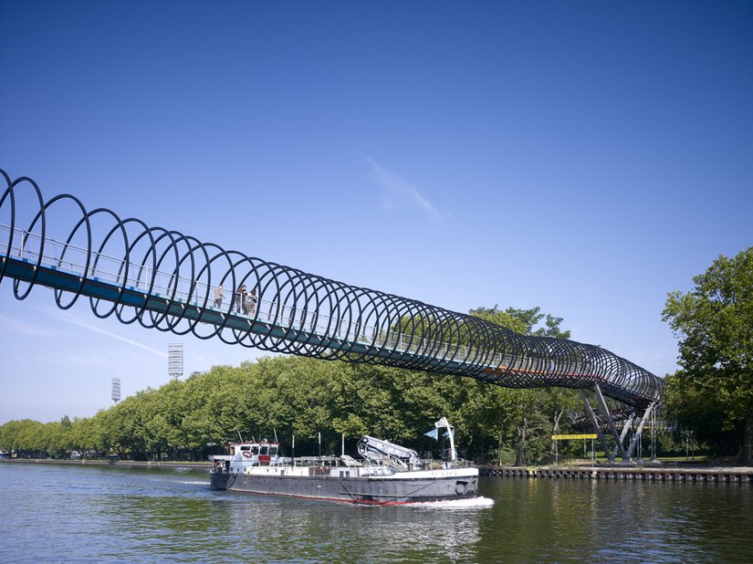 <p>Binnenschiffe unterqueren die Brücke auf dem Rhein-Herne-Kanal.</p>
