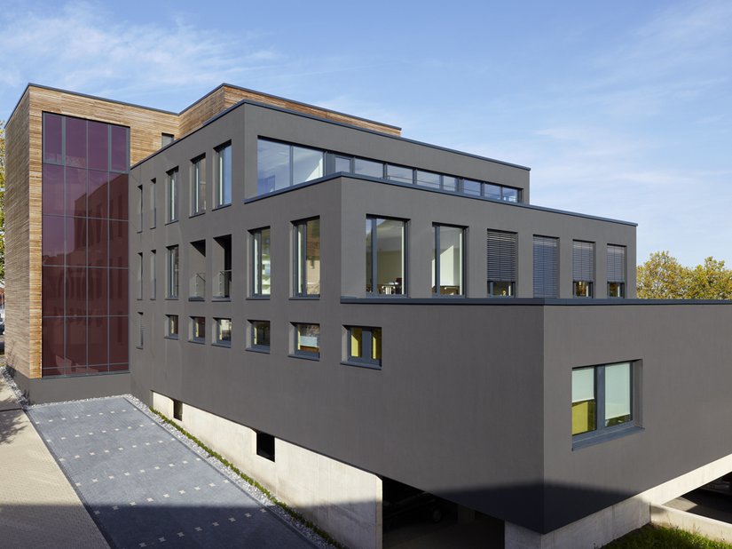 <p>Das Gebäude erfüllt die Vorgaben des „European Green Building“-Zertifikats und ist somit besonders energieeffizient und nachhaltig.</p>
