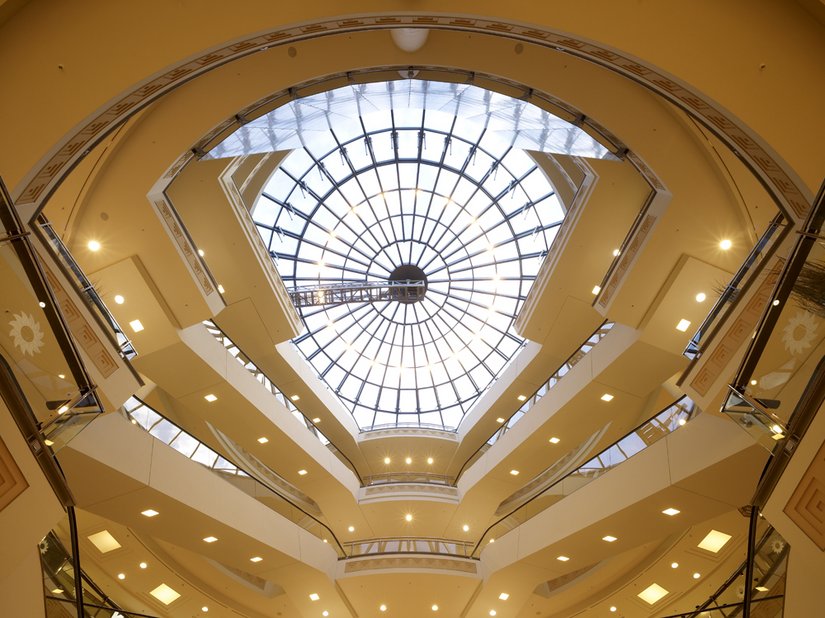 <p>Mit einem Durchmesser von 22 Metern bieten die aufwendig gestalteten Glaskuppeln den Besuchern einen aufregenden Blick gen Himmel.</p>