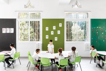 <p>Der Raum einer ersten Klasse in der Hareali School.&nbsp;<em>Foto: ITAY BENIT; Design: STEINBERG // FISHER (Chen Steinberg Navon &amp; Ayelet Fisher)</em></p>