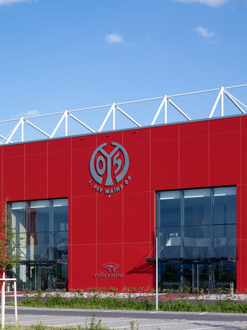 Beim Anblick des Ergebnisses freut sich Malermeister Oliver Körner: "Das Stadion strahlt in neuem Glanz und bietet Fans und Verein eine tolle Plattform für weitere Erfolge."