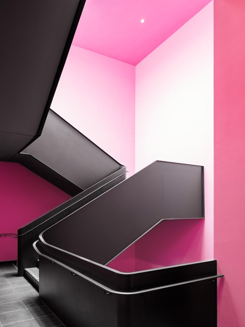<p> Die Treppenhäuser sind als „farbige Transiträume“ ausgebildet und erhalten jeweils einen vollflächigen Farbanstrich mit eigenem Farbton.</p>