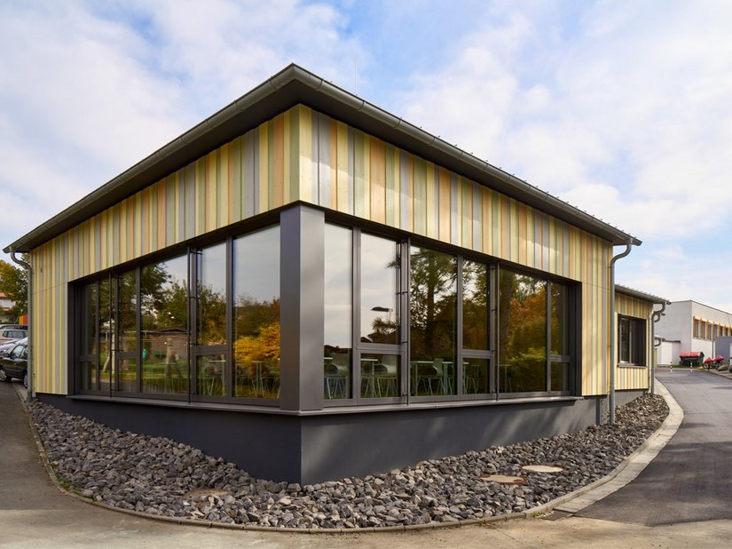 Bunt und auffallend: Die Grundschule in Lahnau erhält dank der Fassade ein frisches Erscheinungsbild.