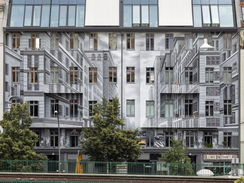 Die Illusionsmalerei auf der Fassade des Wohnhauses Schönhauser Allee 43a/44 bannt alle Blicke.