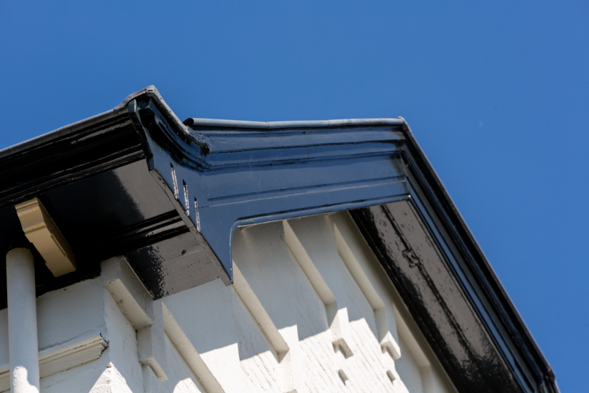 Drei Arbeitsgänge für eine robuste Beschichtung der Holzbauteile: Erst die Grundierung, dann ein Anstrich mit dem Impredur Ventilack gingen der Verarbeitung des Impredur Hochglanzlacks voraus.