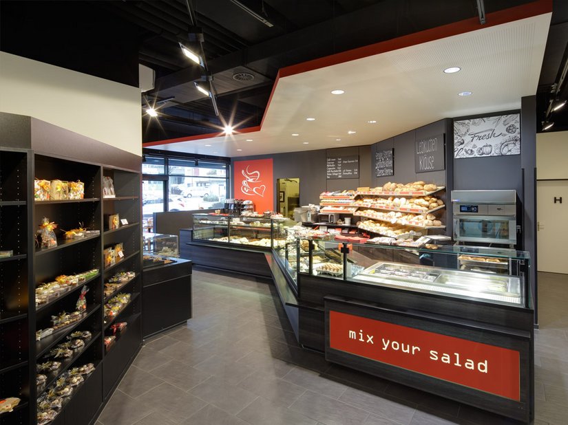 <p>Passend zum Corporate Design der Bäckerei Brot &amp; Co sollten die Wandflächen im Verkaufsbereich des neuen Stores in Ruswil in Schwarz und Rot gestaltet werden.</p>