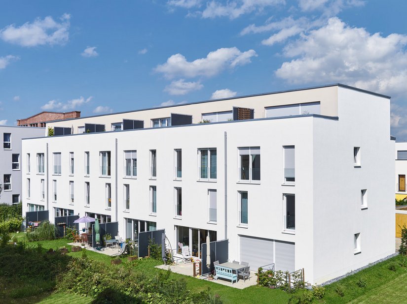 Auch bei den insgesamt 22 Stadthäusern lenken zarte Farbtöne den Blick, sorgen für Abwechslung und betonen dabei die baulichen Gliederungen der Gebäude.