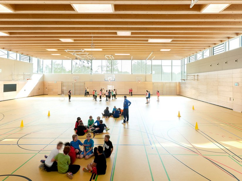 <p>Die hell gestaltete Sporthalle bietet ausreichend Platz für den Sportunterricht.</p>