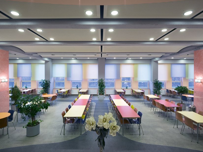 <p>Betriebsrestaurant Halle 3 Nord: Die Mittelstützen gliedern den Raum und wurden als Gestaltungselement mit Brillux Creativ Algantico 70 in weichem Terracotta repräsentativ herausgearbeitet.</p>