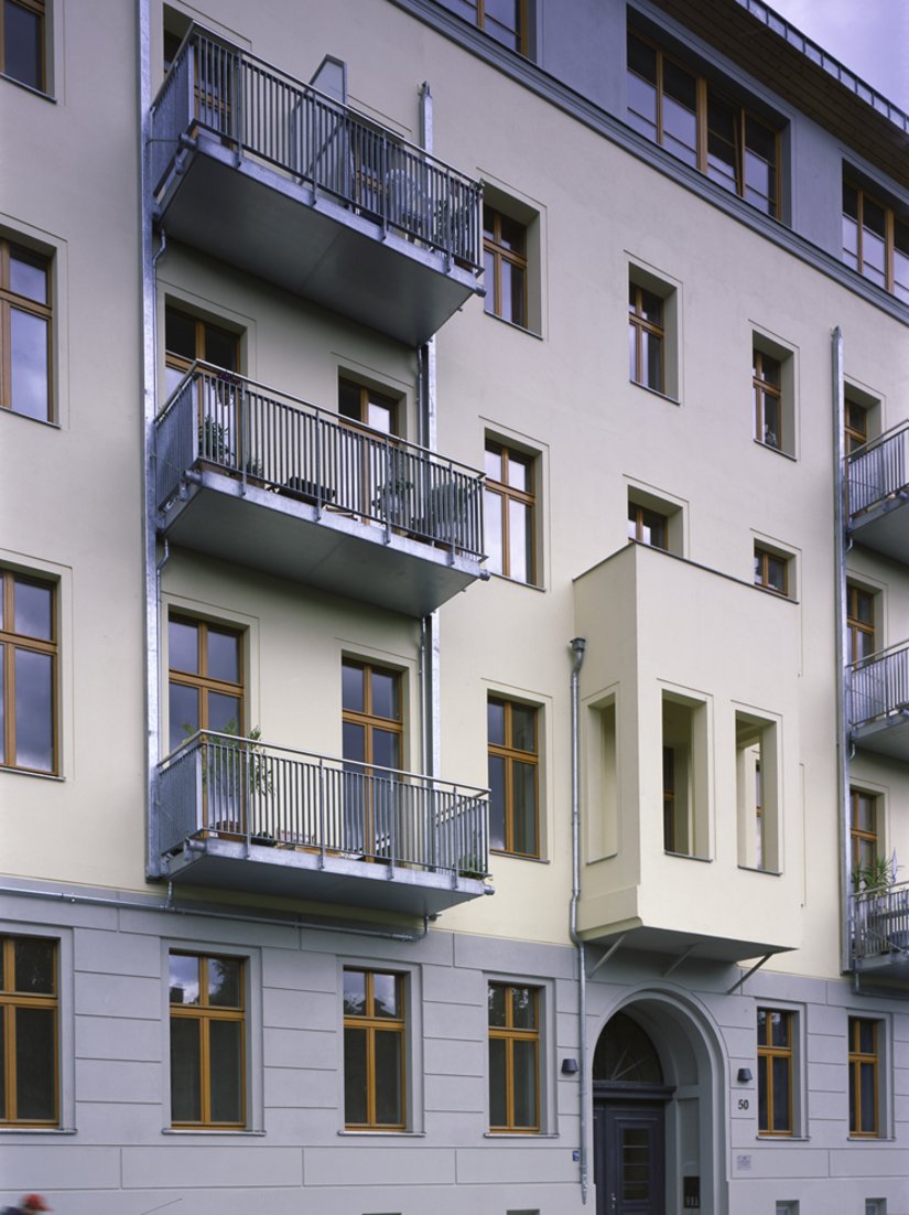 Auf die farbliche Absetzung der Faschen wurde verzichtet, sie werden nur durch die Schattenwirkung sichtbar. Die elegante Anmutung der Holzfenster wird dadurch unterstützt.