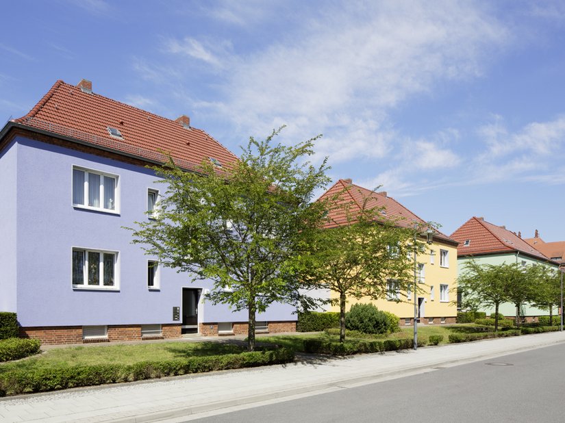 Die Gebäude bringen Farbe ins Straßenbild, ohne sich dabei in den Vordergrund zu drängen.