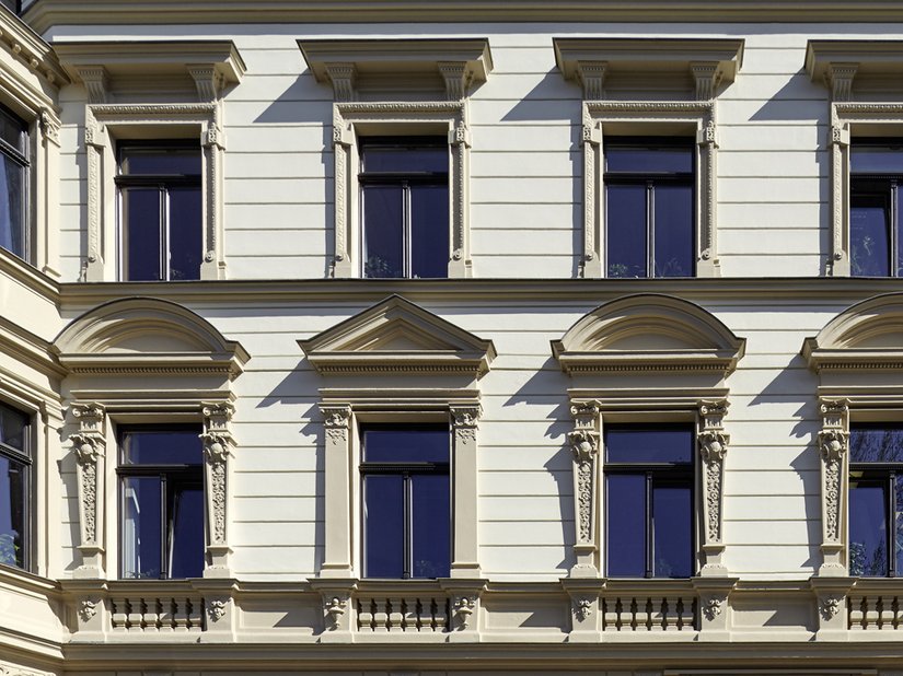 <p>Die Fensterumfassungen verleihen dem Gebäude die gewünschte Aufmerksamkeit. Die Farbigkeit assoziiert bewusst Naturstein.</p>
