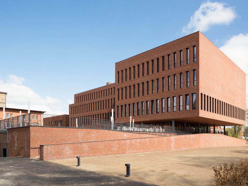 <p>Hier herrscht ganz rational die regionale Klinkerbauweise mit klar strukturierten Fassaden und zurückhaltender Ornamentik.</p>