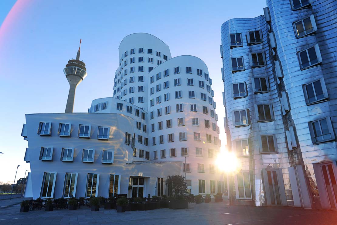 Tour 4: MedienHafen, Düsseldorf, Bustransfer und Spaziergang