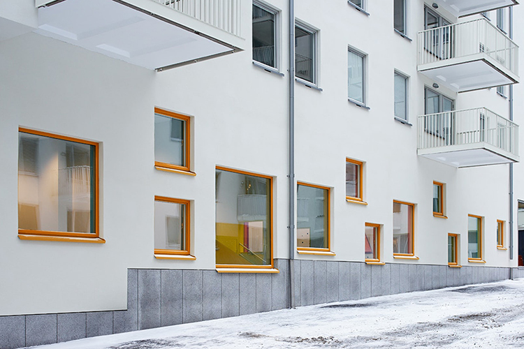 Große und viele Fenster bieten genügend Tageslicht