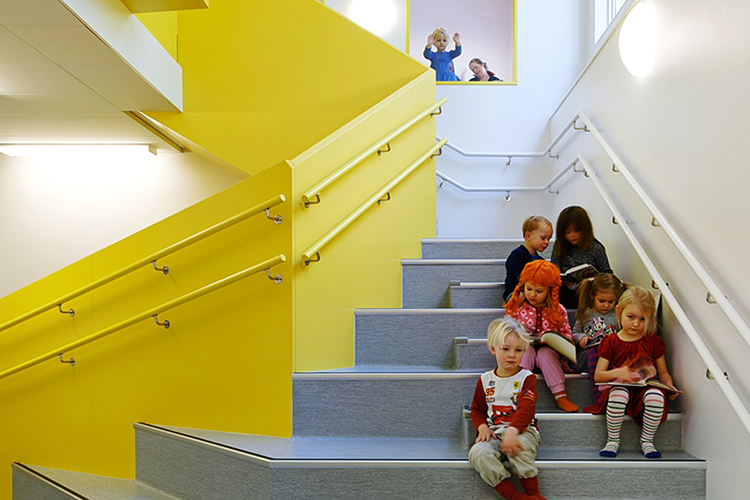 Kinder beim Lesen auf der Treppe