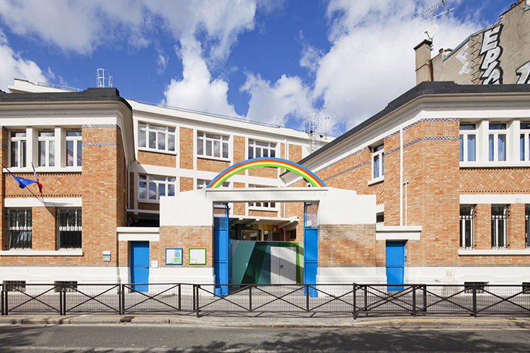 Eingang zur Vorschule "Maternelle Pajol", Regenbogen