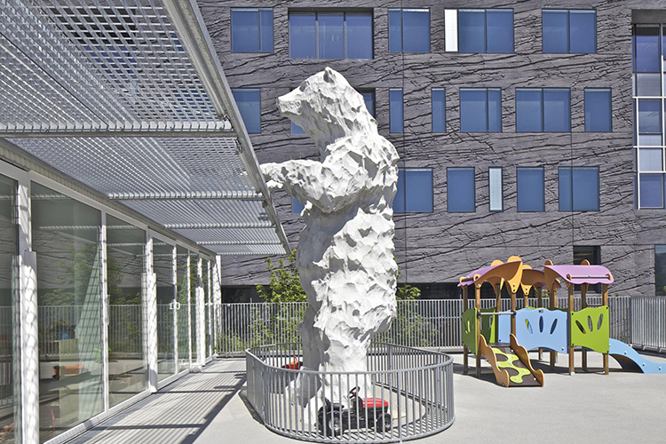 Eine Eisbärbaby Skulptur vor dem Kindergarten