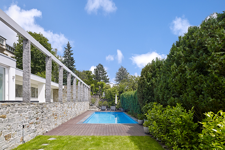 Poolbereich an der Steinmauer