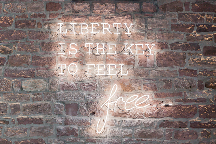 Leuchtschild "Liberty is the key to feel free"