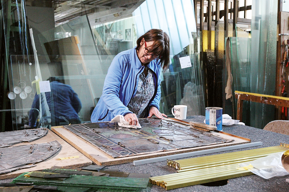 Birgit Schwerin bei Glasarbeiten