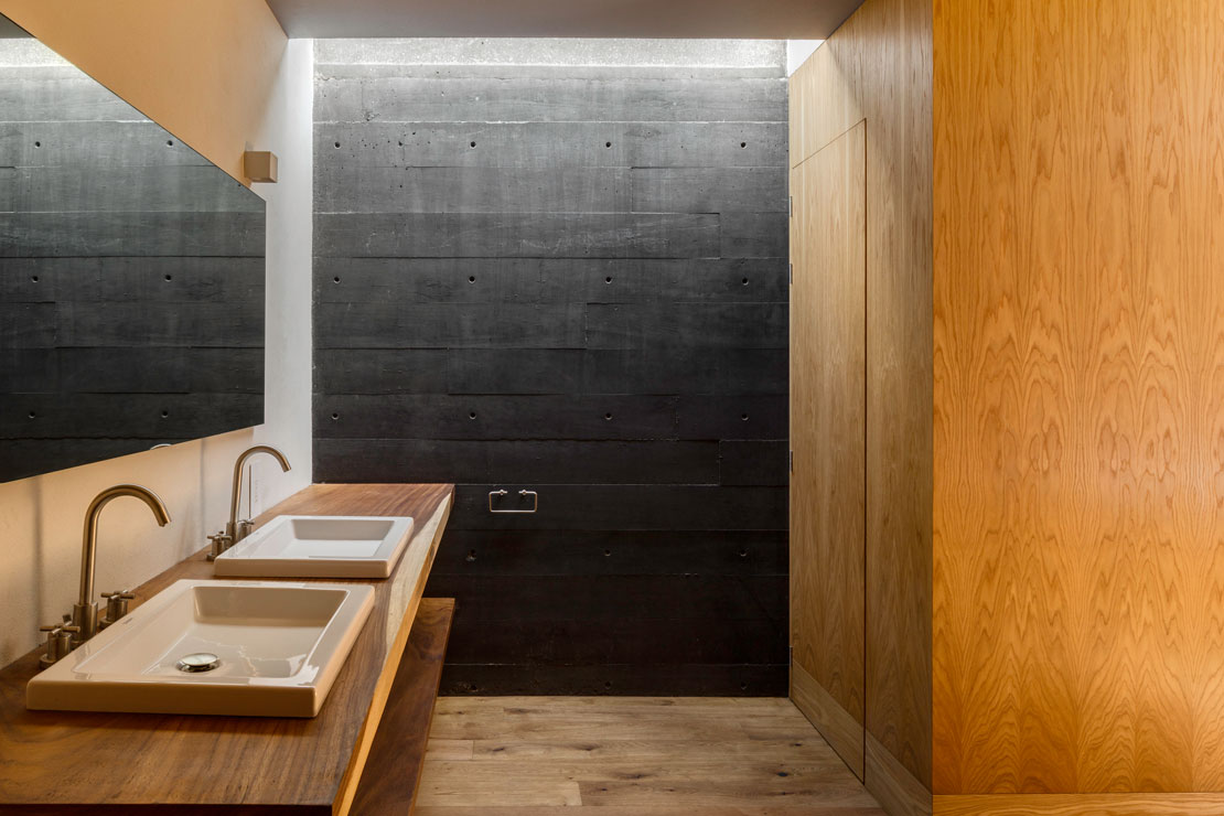 Badezimmer mit Holz- und Betonoptik