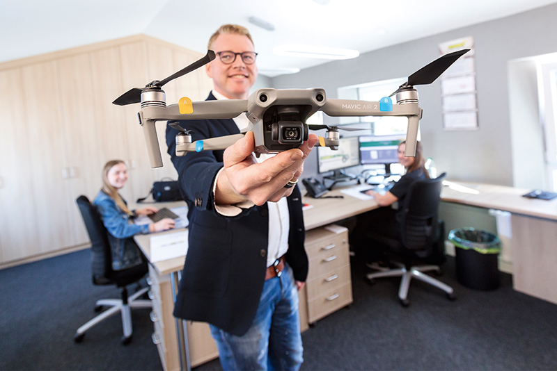 Dirk Ewering mit einer Drohne