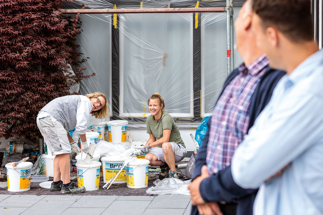 Claudia Hassel und Vanessa Becher haben Spaß bei der Arbeit