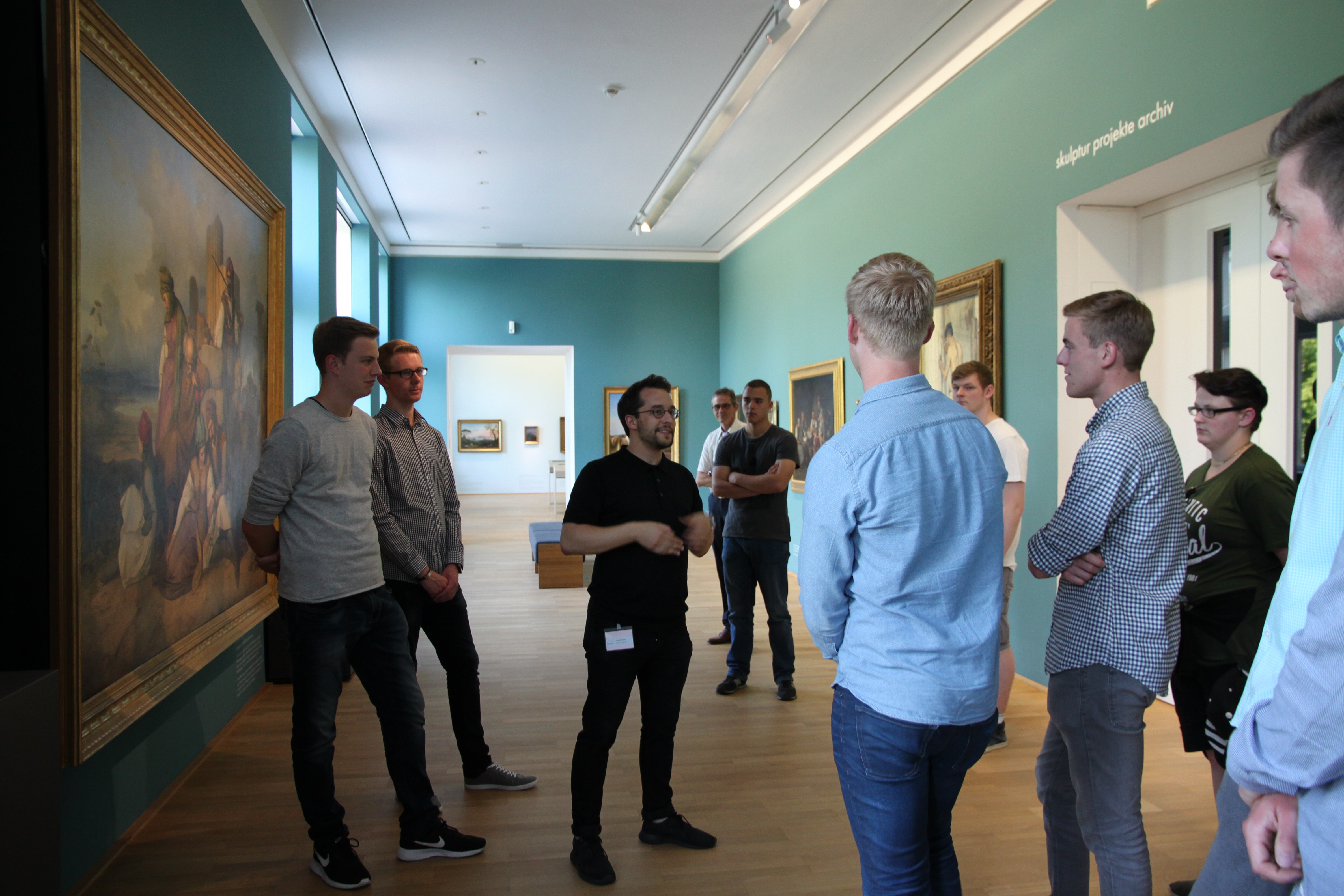 Junge Kunsthistoriker, wie Daniel Friedt, führten die Brillux Azubis durch das LWL-Museum und erzählten ihnen viel über die Entstehung der Kunstwerke und über die Künstler selber.