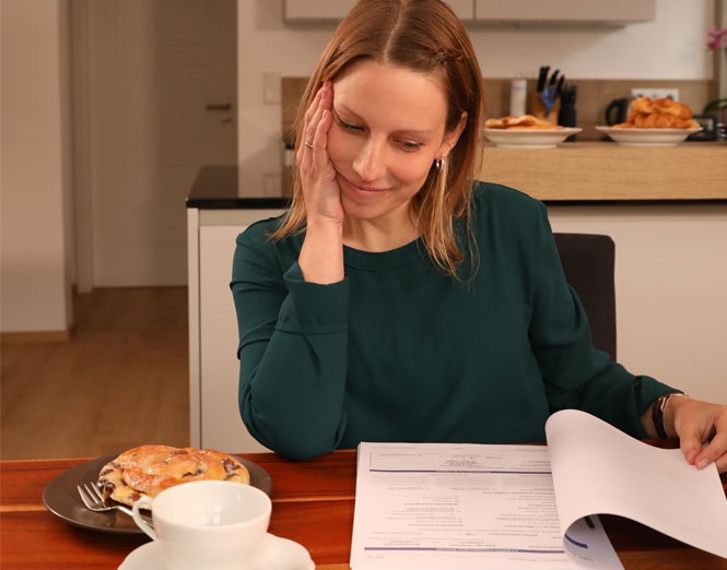 Anja sitzt am Esstisch