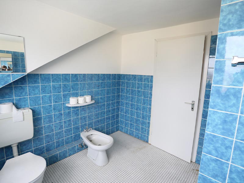 Badezimmer vorher blau Toletttenbereich