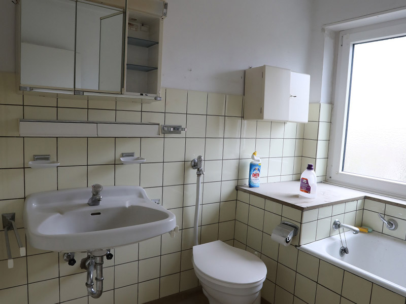 Badezimmer vorher gelb Toilette