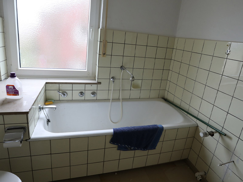 Badezimmer vorher gelb Badewanne